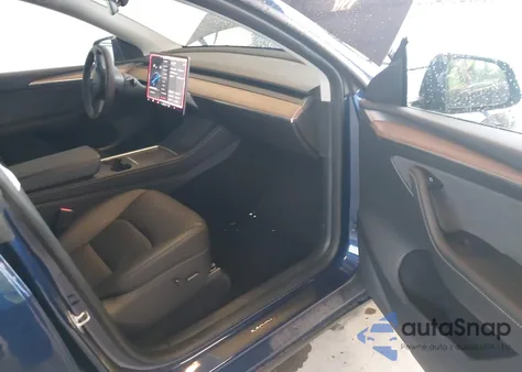 2023 Tesla Model Y Awd/Long Range Dual Motor All-Wheel Drive z USA, uszkodzony, nr VIN 7SAYGDEE2PF965905